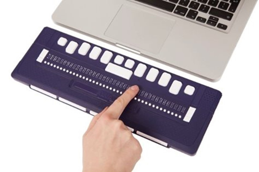 Vinger op brailleleesregel.