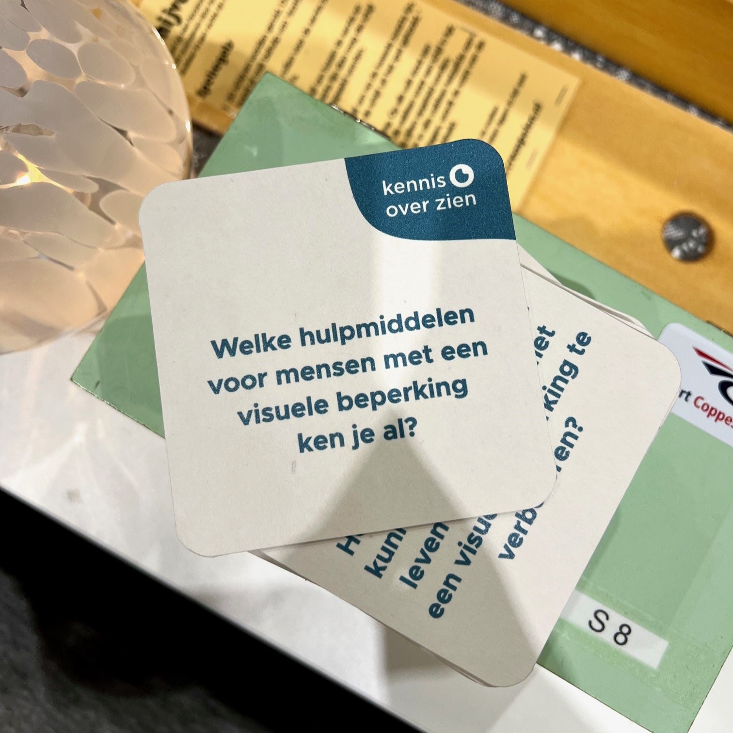 Viltje met de vraag: 'Welke hulpmiddelen voor mensen met een visuele beperking ken je al?