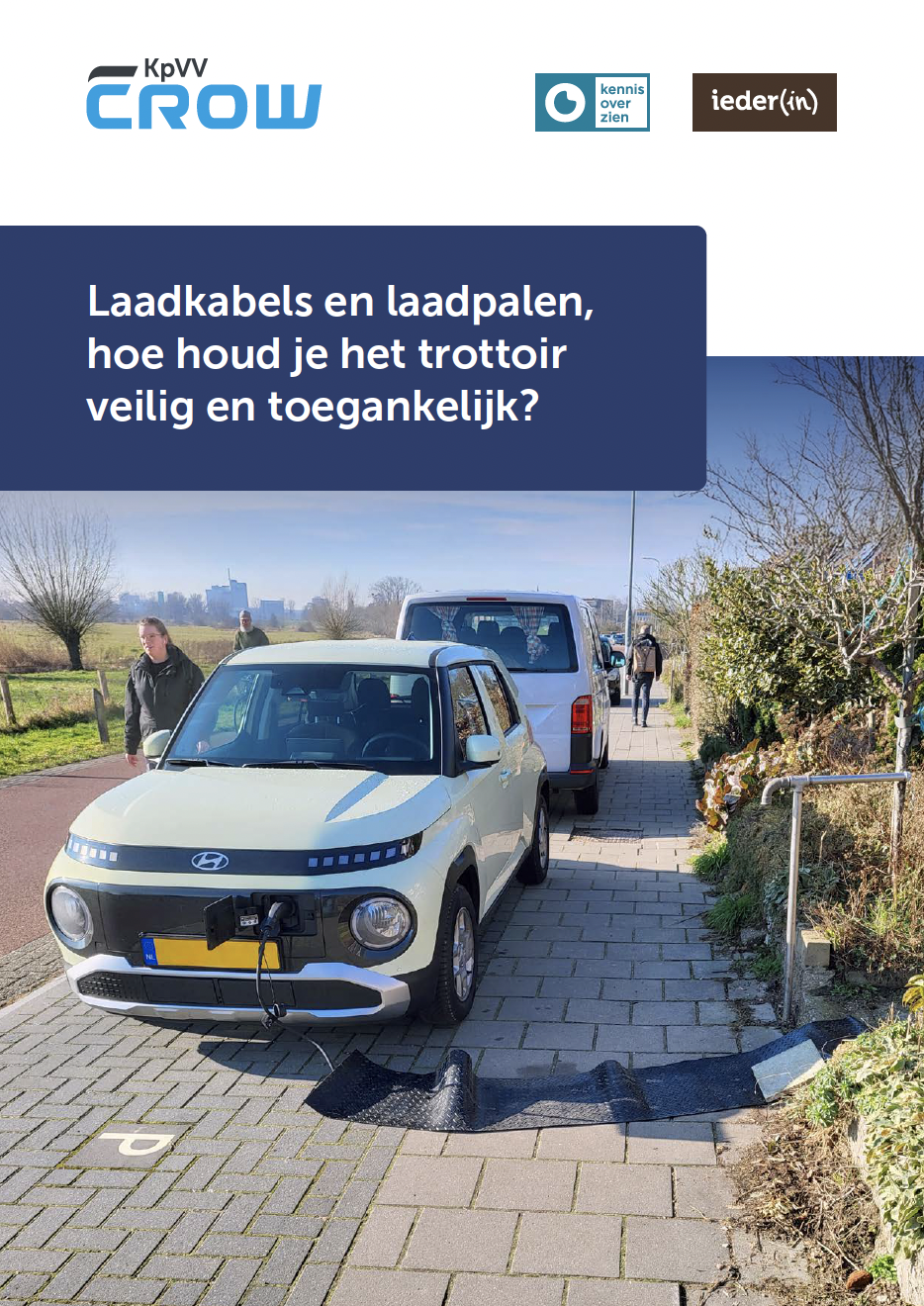 Cover van de brochure ‘Laadkabels en laadpalen, hoe houd je het trottoir veilig en toegankelijk?'. Onder de titel staat een foto van een geparkeerde personenauto die aan het opladen is, de kabel is bedekt met een mat, maar die is niet strak neergelegd en heeft veel bobbels. Boven deze titel staan de logo's van de drie organisaties die de brochure hebben gemaakt: CROW, Kennis Over Zien & Ieder(in).