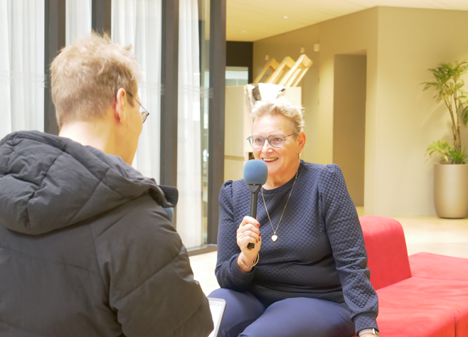 Foto van wethouder Vos-Van de Weg die geïnterviewd wordt