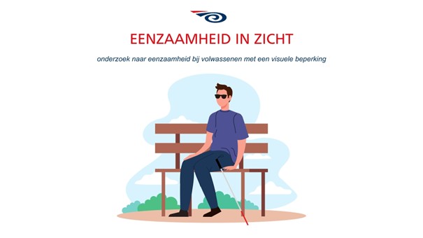 Man met donkere bril en taststok op bankje. Eenzaamheid in zicht. Onderzoek naar eenzaamheid bij volwassenen met een visuele beperking. Logo Robert Coppes Stichting.