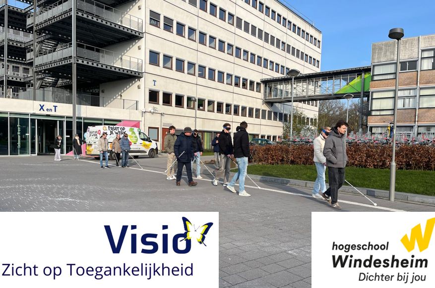 Foto van de leerlingen die buiten lopen met blinddoek en taststok