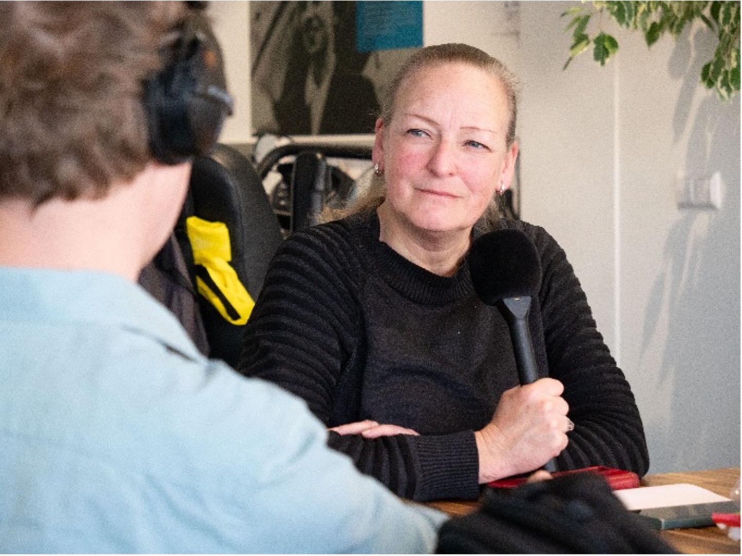 Foto van Marie-Louise die geïnterviewd wordt