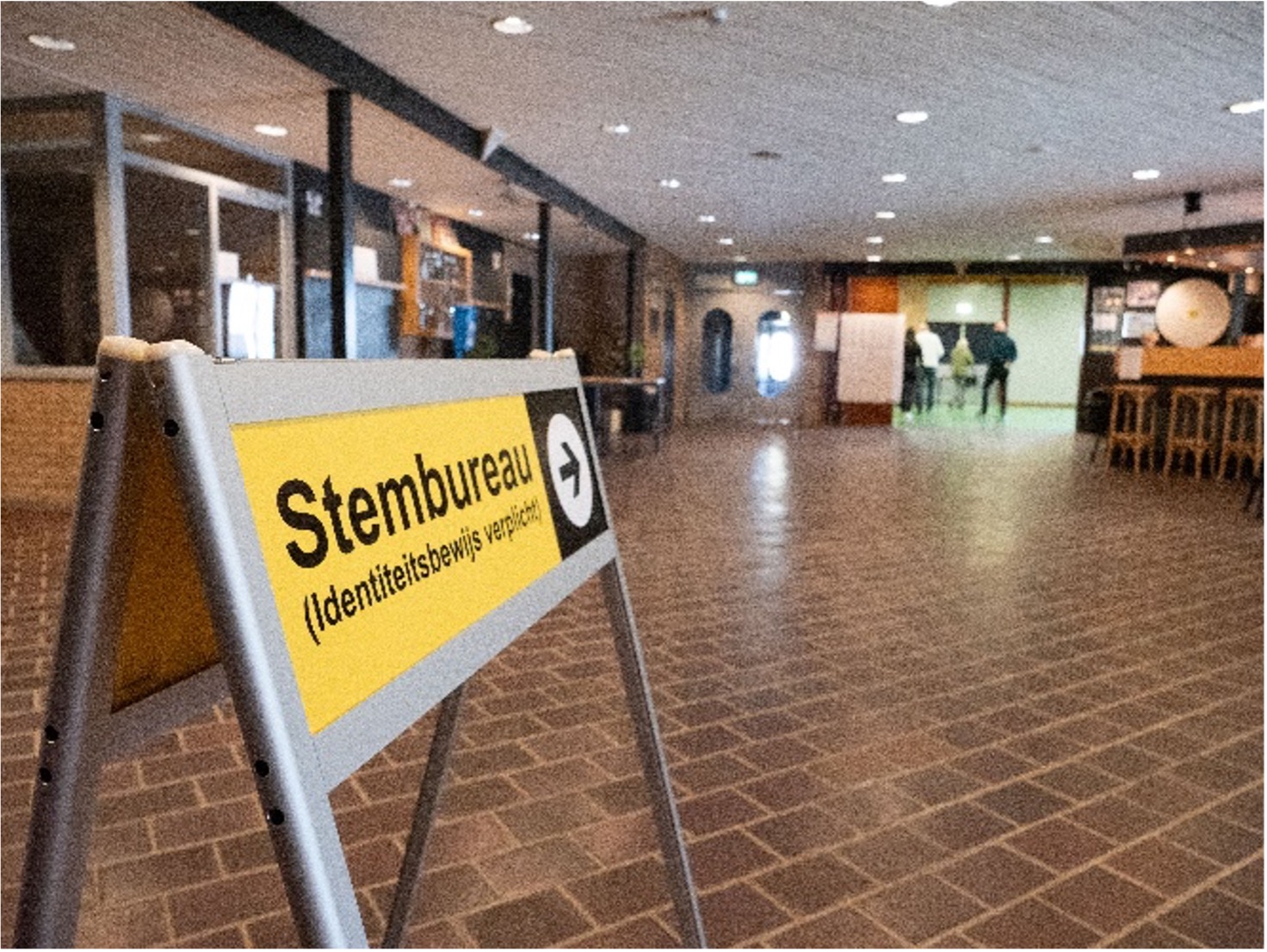 Foto van bordje 'stembureau' bij stembureau Oldenzaal