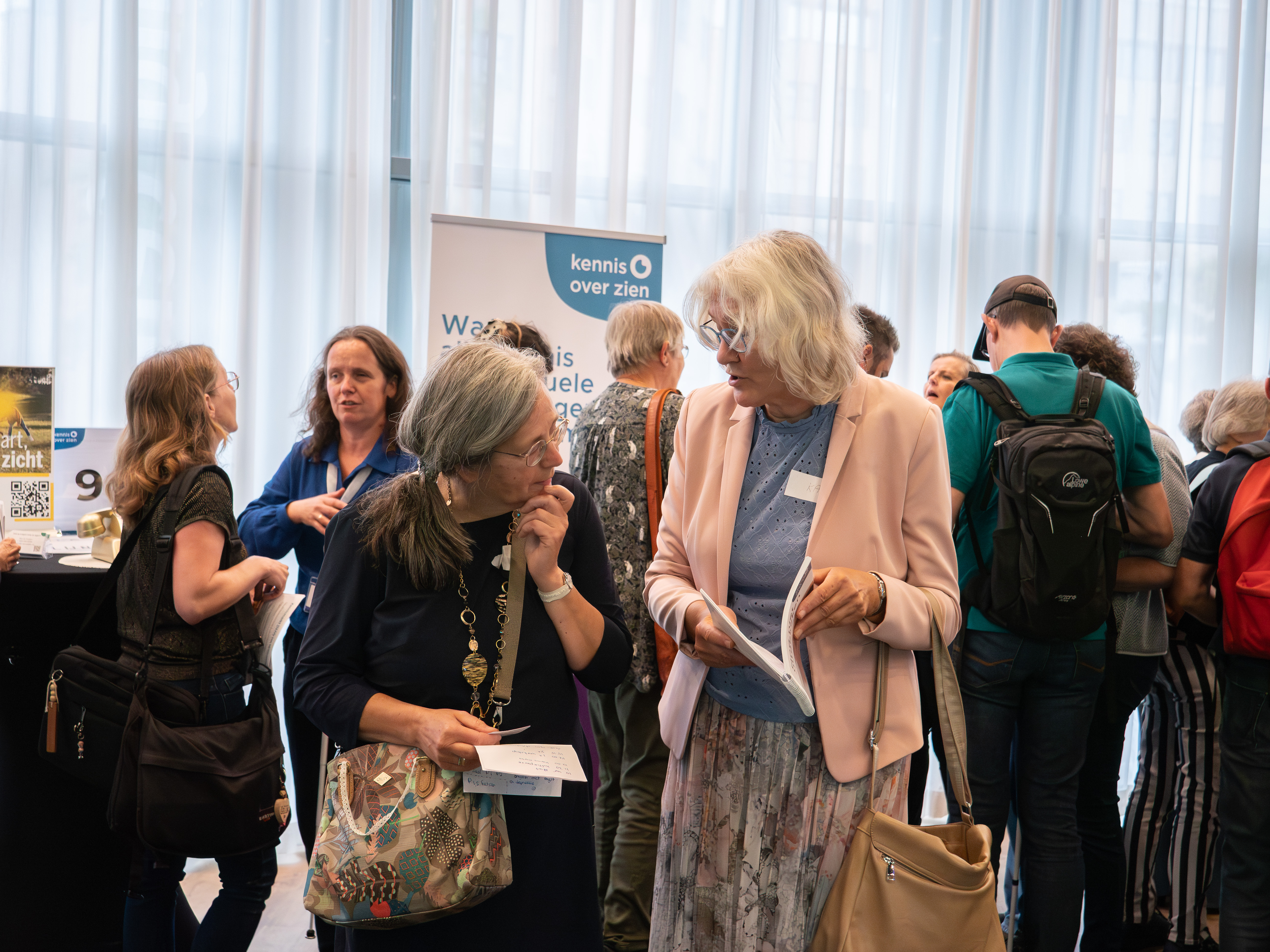 Twee vrouwen in gesprek op de Oog op Kennismarkt 2025