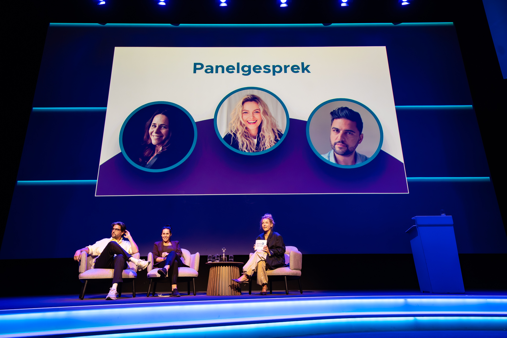Haroon Ali, Irma Sluis en dagvoorzitter Chris Lukkassen tijdens het panelgesprek op het podium
