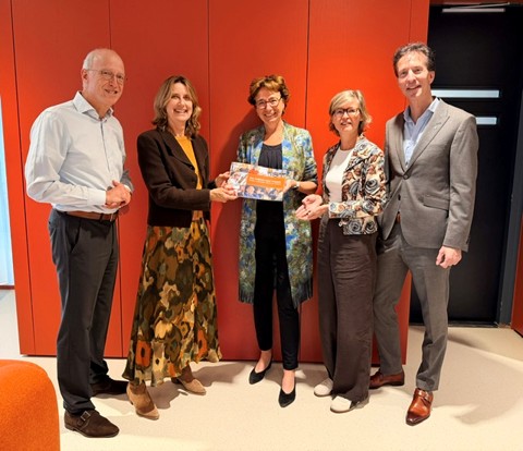 Tom Zwaan, bestuurslid Visio Foundation; Annelies Versteegden, bestuurder Koninklijke Visio; Véronique Timmerhuis, directeur ZonMW; Julianne Meijers, bestuurder Bartiméus; Martin van Arendonk, directeur Bartiméus Fonds poseren met de jubileumuitgave.