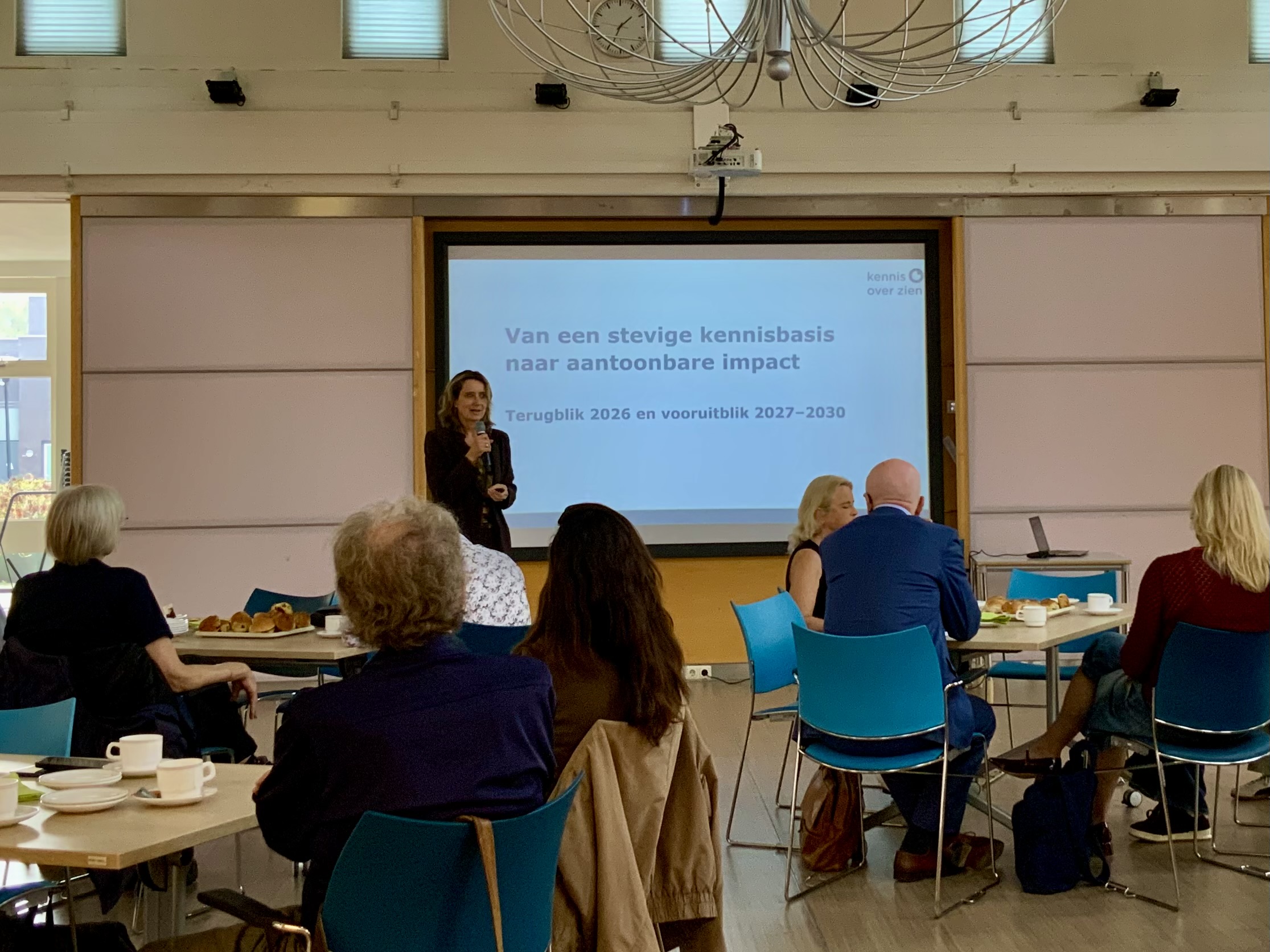 Sitevisit 2026 - Annelies Versteegden staat voor de zaal
