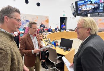Jaap Smit ontvangt namens alle provincies de handreiking 'Politiek voor iedereen'.