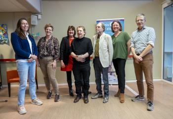 Groepsfoto van het team van schrijvers, zorgprofessionals en ervaringsdeskundigen dat aan het boek werkte