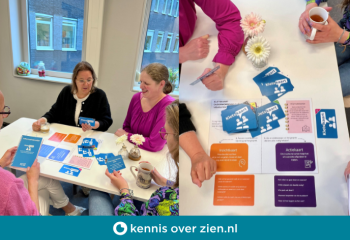 Foto van zorgprofessionals die Kletskaart gebruiken om in gesprek te gaan.