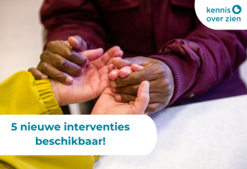 Twee personen maken handcontact. 5 nieuwe interventies beschikbaar. Logo Kennis Over Zien.