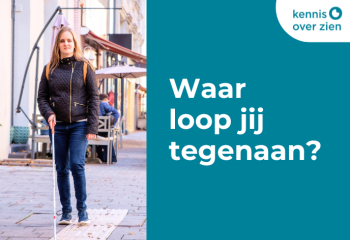 Foto links van een mevrouw met taststok. Rechts het logo van Kennis Over Zien en de tekst 'Waar loop jij tegenaan?'