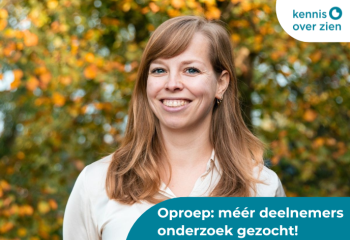 Glimlachende vrouw. Oproep: méér deelnemers onderzoek gezocht! Logo Kennis Over Zien.