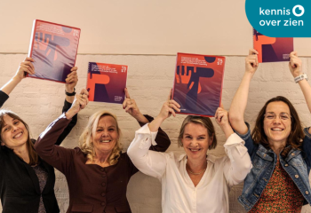 Vier lachende vrouwen houden elk een TAST boek boven hun hoofd. Logo Kennis Over Zien.