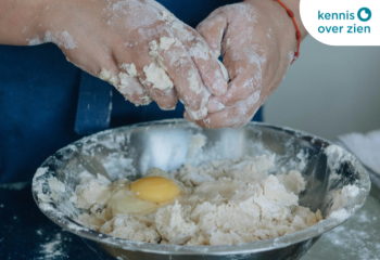 Handen met deeg. Logo KennisOver Zien.