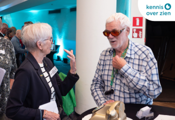 Man en vrouw in gesprek. Logo Kennis Over Zien.