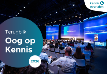 Terugblik Oog op Kennis 2026, met een volle zaal en sprekers op het podium