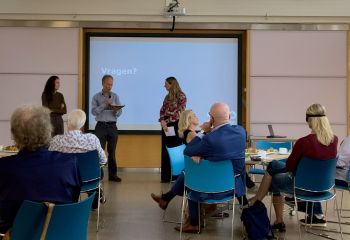 Sitevisit 2026 - Daniëlle, Evert en Marit staan voor de zaal