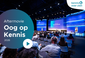 Omslagbeeld van de aftermovie Oog op Kennis 2026, met een volle zaal en sprekers op het podium