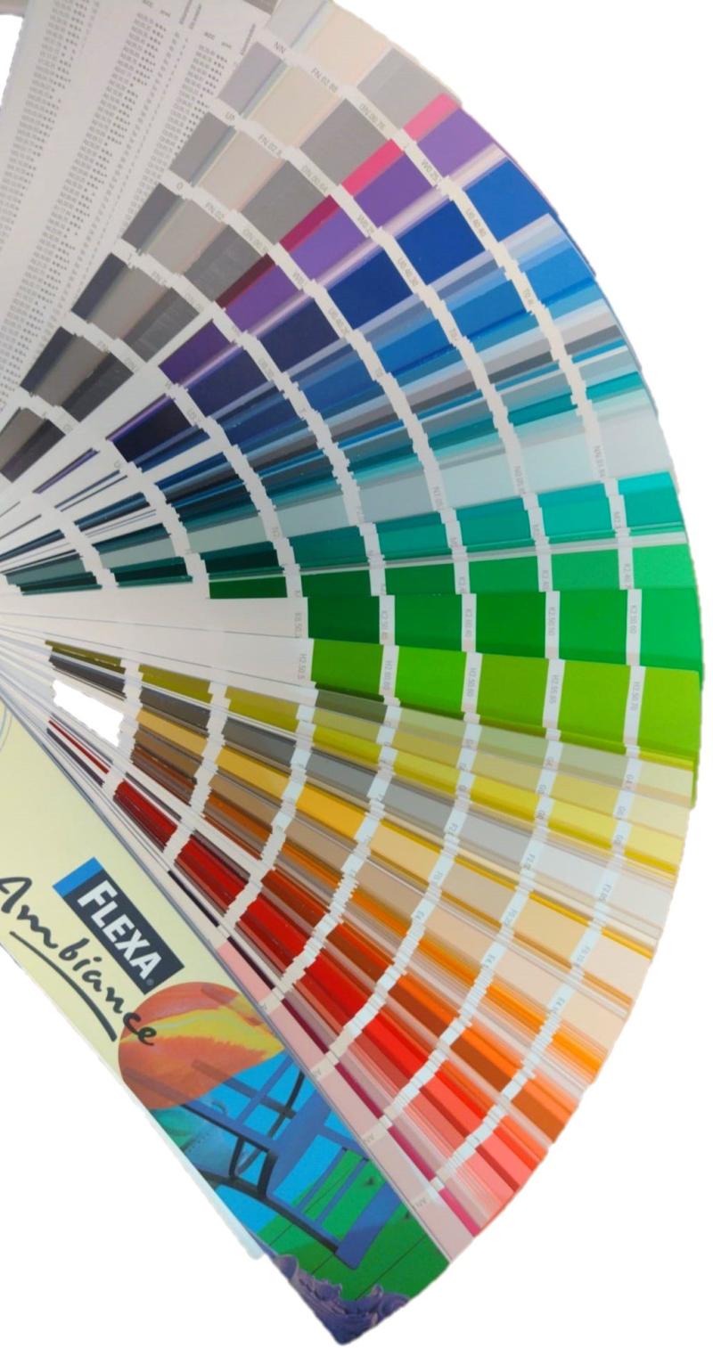 Foto van een opengevouwen kleurenwaaier voor de keuze van een kleur verf. Ieder onderdeel van de waaier heeft een kleur met verloop van donker naar licht. 