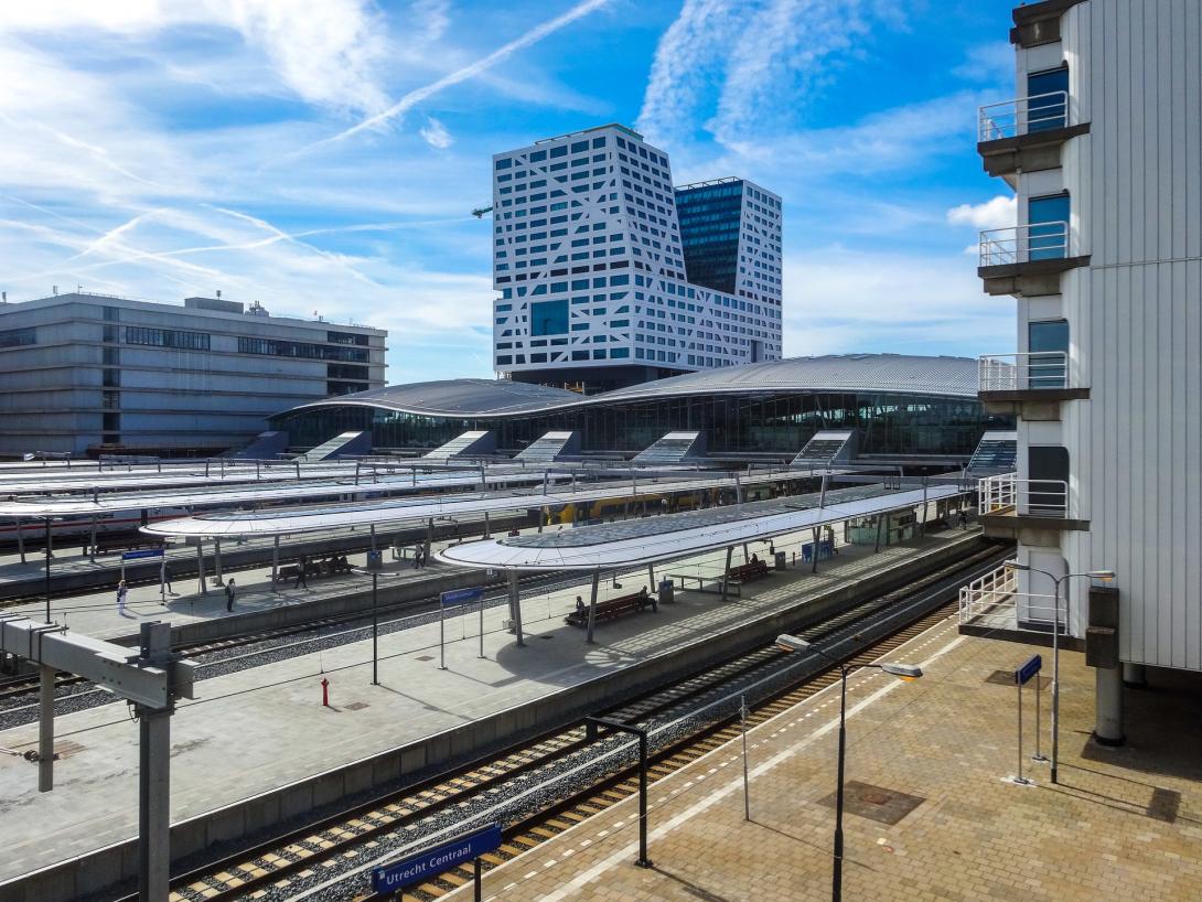 Een afbeelding van het station van Utrecht Centraal. Het spoor en de perrons zijn afgebeeld, wat een indicatie geeft van de openbare ruimten.