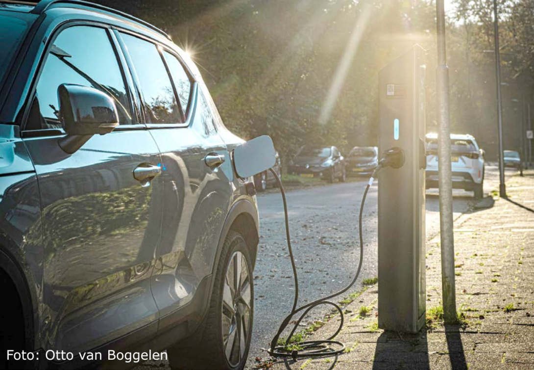 Foto van een elektrische auto met laadkabel 