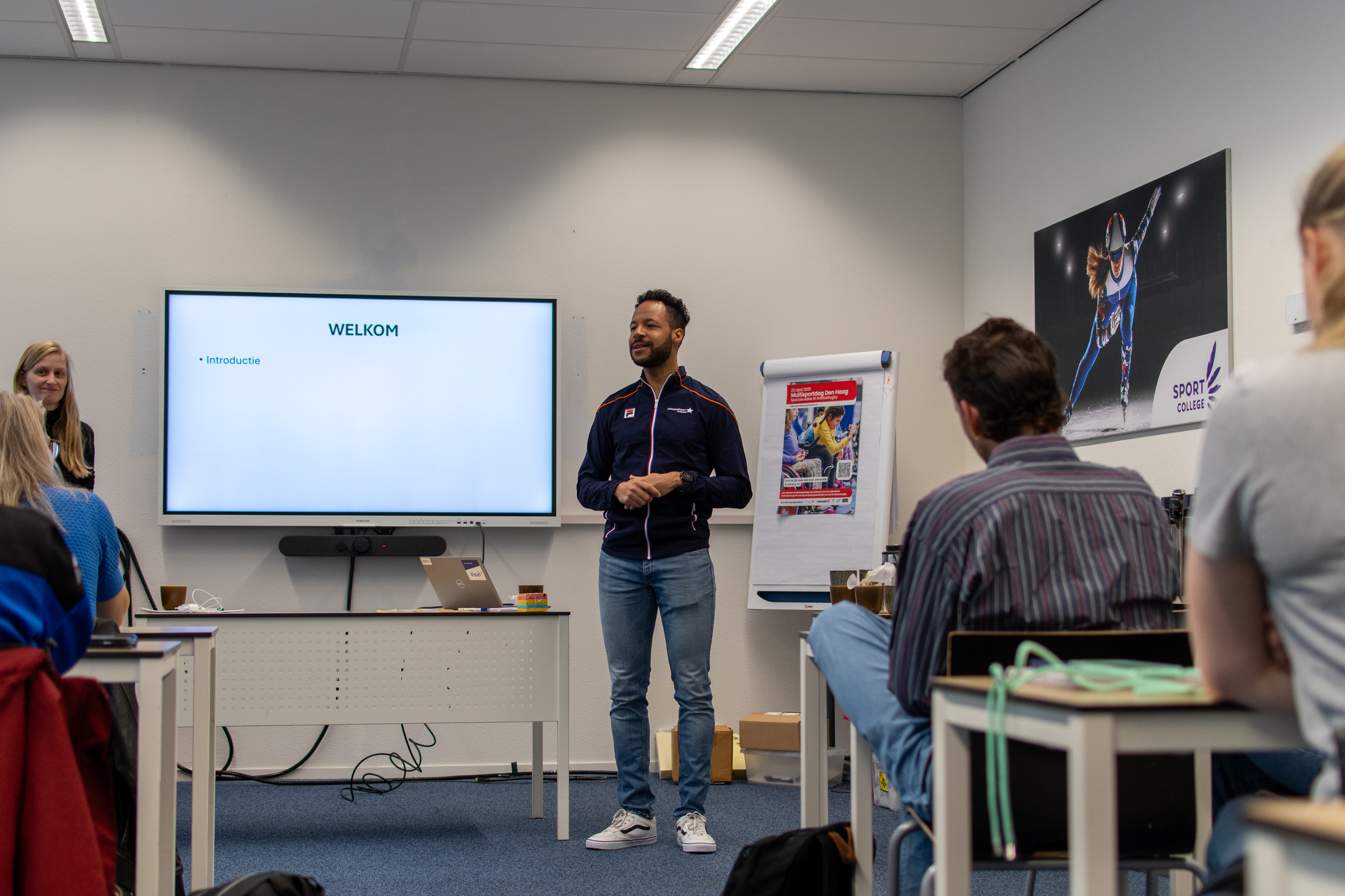 Foto welkomstpraatje in theorielokaal trainingsdag buurtsportcoaches