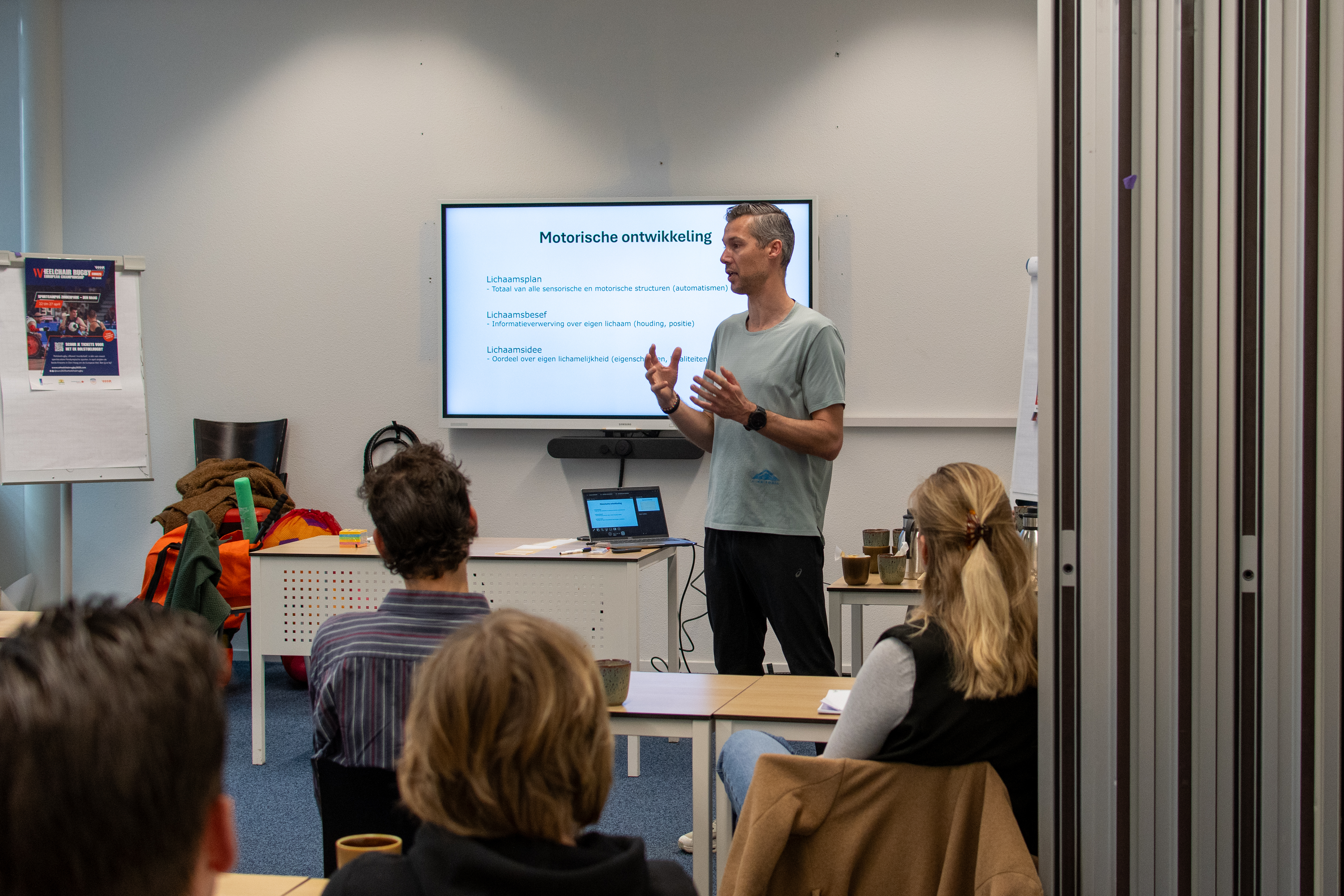 Foto van Martijn Vos, beweegdocent bij Visio, tijdens de trainingsdag van het project Buurtsportcoaches