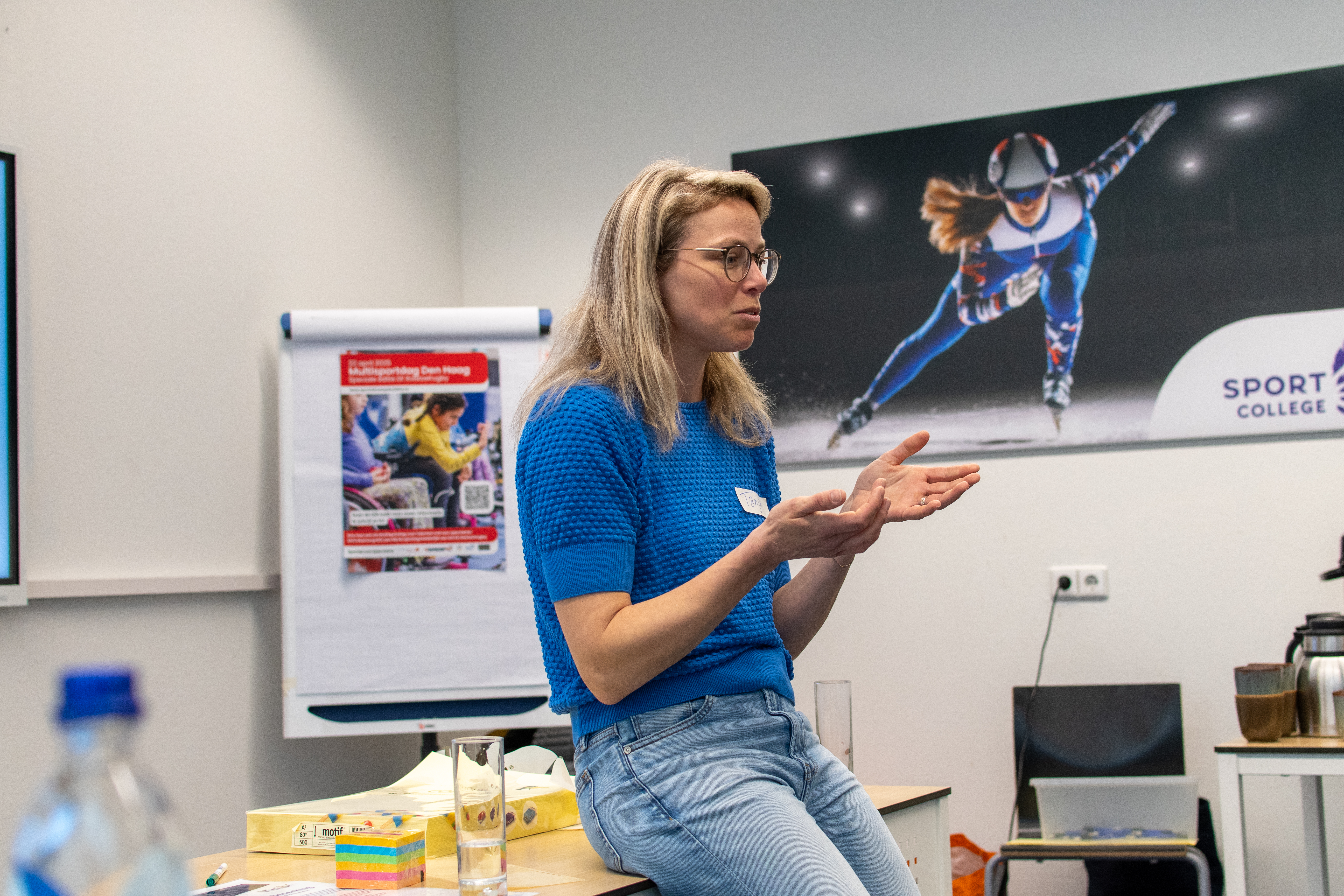 Foto van een buurtsportcoach die een ervaringsverhaal deelt met de rest van de groep